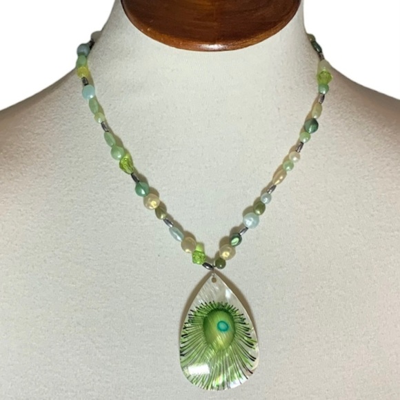 Vintage Shell Collar Necklace with Handpainted Green Peacock Feather Pendant - Picture 3 of 9